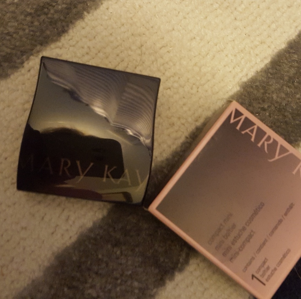 Mary Kay mini compact